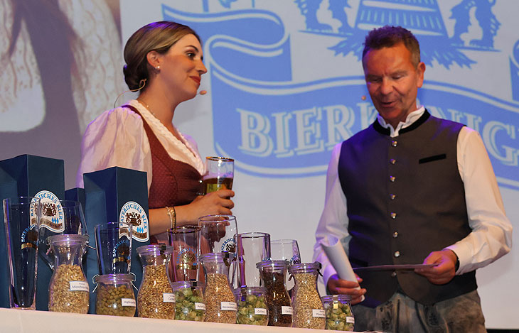 Zuvor musst sich die Bayerische Bierkönigin 2025/2025 Anna Winkler aus Unterfranken ein ihr zuvor nicht bekanntes Bier vorstellen im Löwenbräukeller (©Foto: Martin Schmitz)